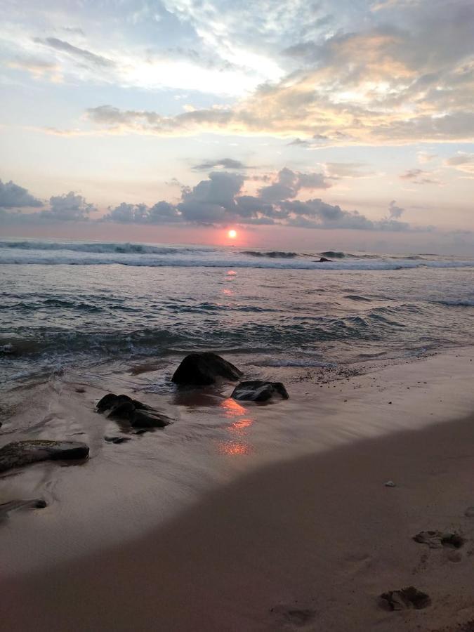 Near Beach Rest Unawatuna Exterior photo