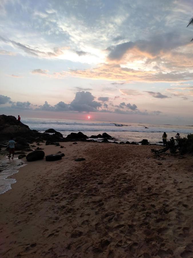 Near Beach Rest Unawatuna Exterior photo
